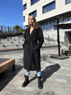 Чорне оверсайз пальто зі спущеними плечима на осінь 40-50