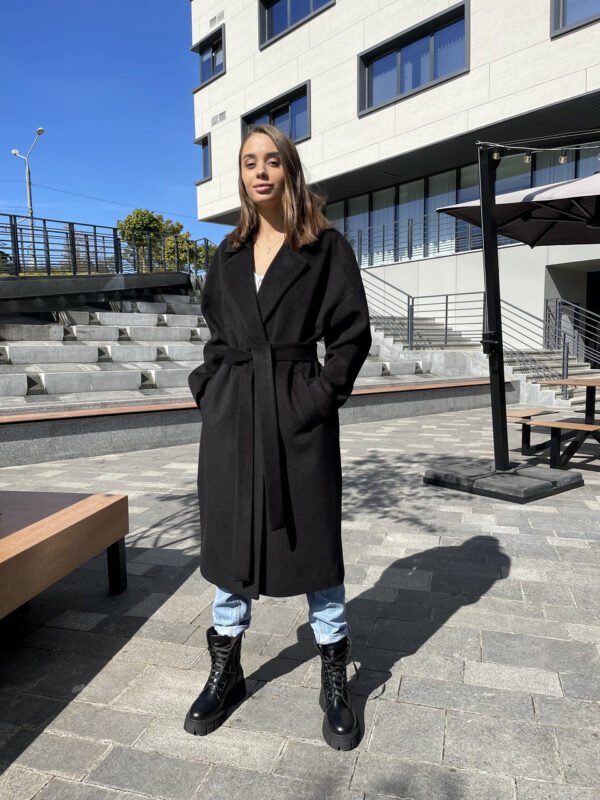 Чорне оверсайз пальто зі спущеними плечима на осінь 40-50
