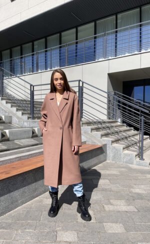 Зимове актуальне вільний пальто оверсайз бежевого кольору 44