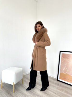 Зимове жіноче класичне пальто кольору кемел