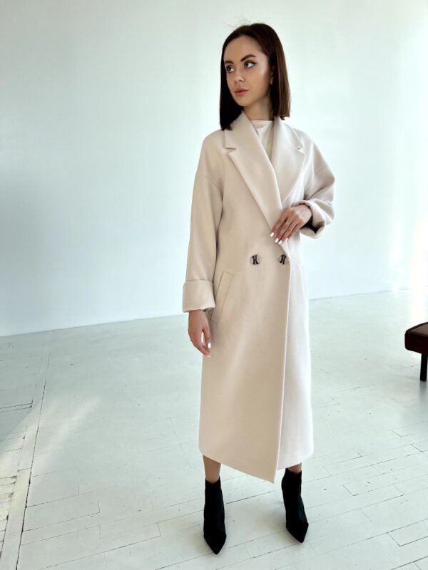 Актуальне жіноче довге кашемірове пальто молочного кольору