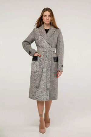 Фабричне жіноче пальто з відкладним коміром