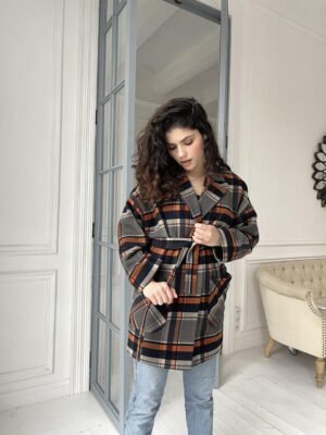 Актуальне демісезонне коротке пальто у клітину