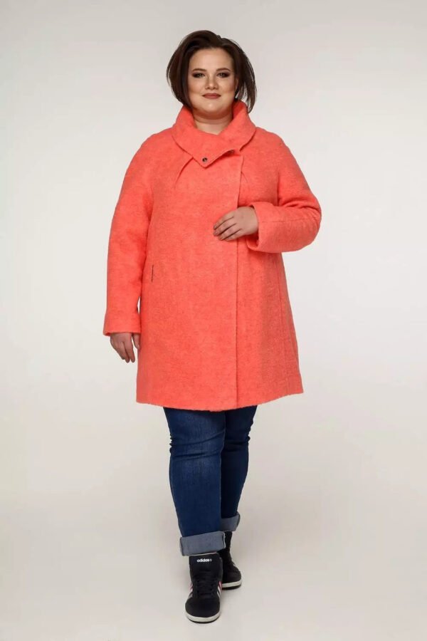 Стильне осіннє пальто для повних
