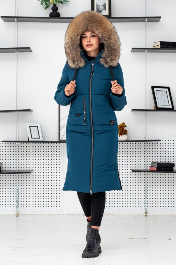 Жіноче зимове довге пальто на еко пуху з натуральним хутром єнота.
