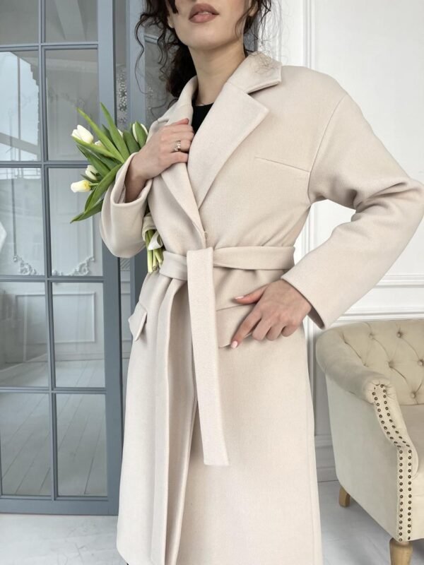 Жіноче розкішне демісезонне пальто молочного кольору 50