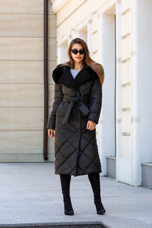 Стильне зимове жіноче пальто з плащової тканини з капюшоном та поясом