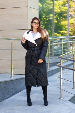 Шикарне зимове жіноче пальто з плащової тканини з капюшоном та поясом