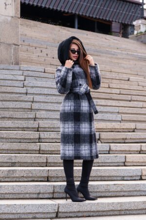 Трендове зимове вовняне пальто в клітинку з капюшоном