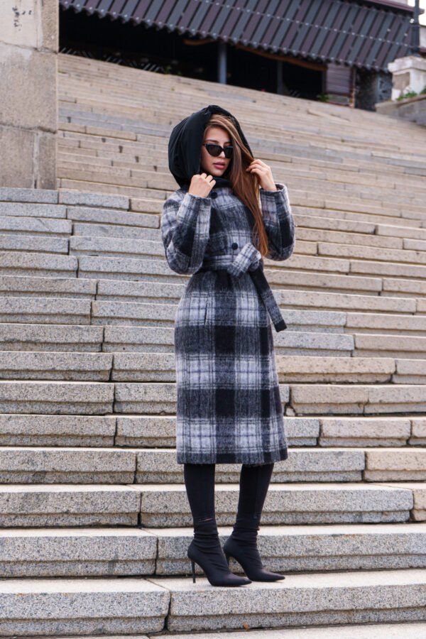 Трендове зимове вовняне пальто в клітинку з капюшоном