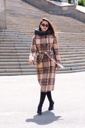 Елегантне зимове вовняне пальто в клітинку з капюшоном