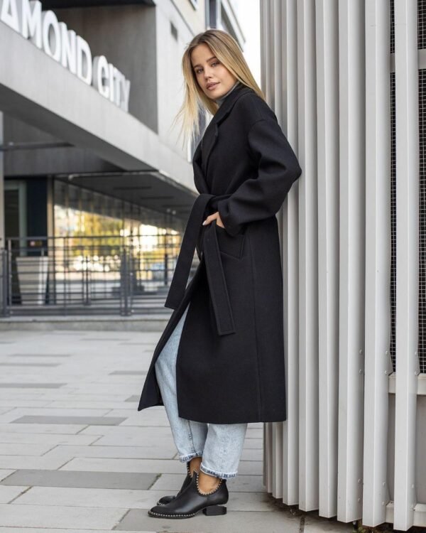 Чорне жіноче тепле довге двобортне пальто на слімтексі