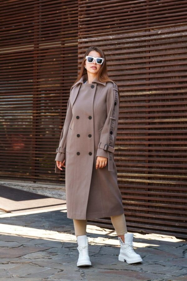 Шикарне актуальне якісне жіноче демісезонне пальто у кольорі капучіно з патами
