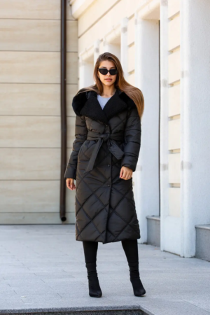 Стильне зимове жіноче пальто з плащової тканини з капюшоном та поясом 58