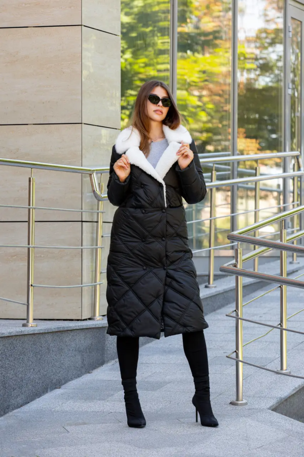 Елегантне зимове чорне пальто зі стьобаної плащової тканини з білим коміром під норку Х