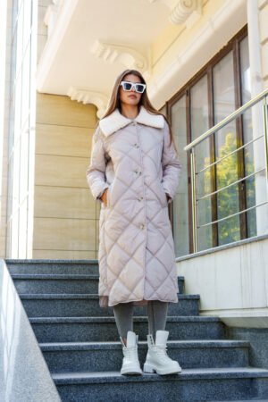 Зимове жіноче стьобане пальто прямого крою молочного кольору 46
