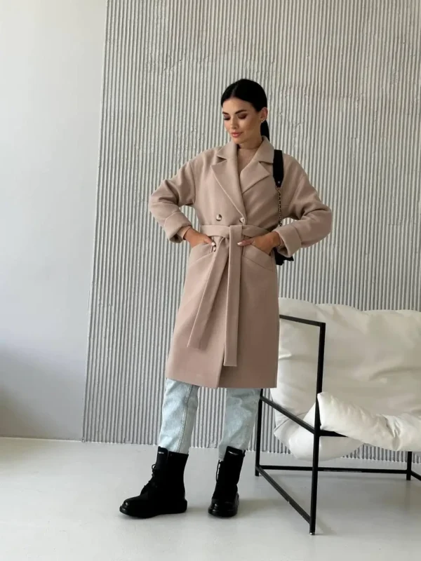 Зимове тепле двобортне жіноче утеплене пальто з італійського кашеміру пісочного кольору