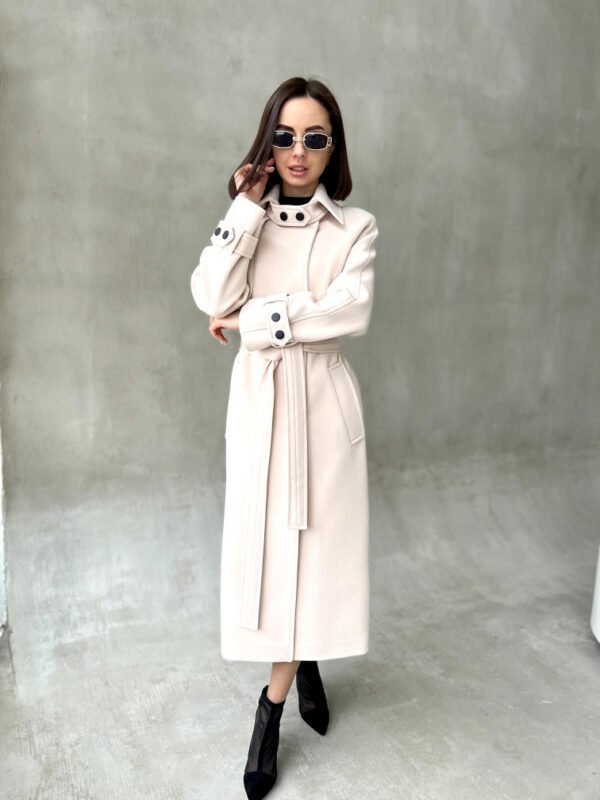 Шикарне утеплене кашемірове пальто молочного кольору з патами, поясом, пелериною, шліцею 42