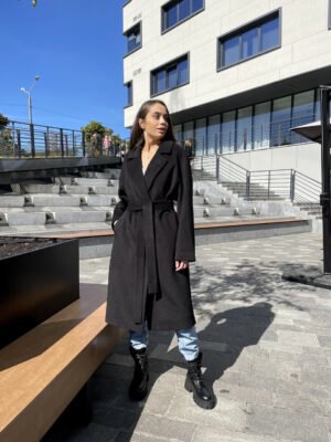 Утеплене демісезоне чорне оверсайз пальто зі спущеними плечима 40-52