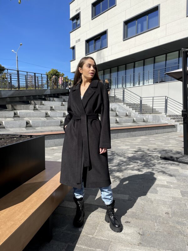 Утеплене демісезоне чорне оверсайз пальто зі спущеними плечима 40-52