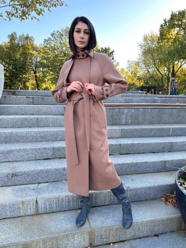 Утеплене бежеве вовняне довге жіноче пальто зі шліцею, поясом та патами 42