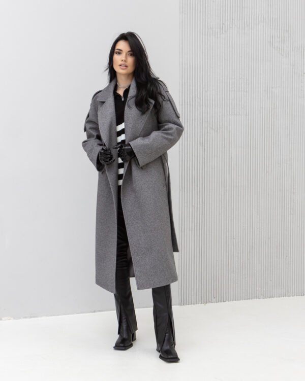 Утеплене слімтексом довге якісне жіноче пальто з патами, шліцею, пелериною, єврозима