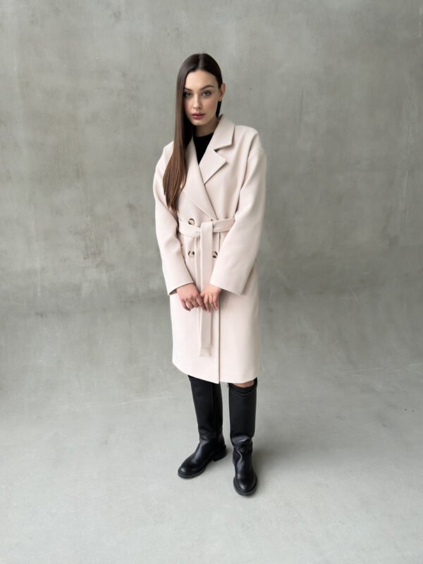Демісезонне кашемірове жіноче двобортне пальто молочного кольору 48