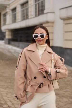 Гарне жіноче демісезонне вкорочене пальто косуха