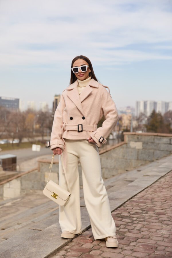 Стильне жіноче демісезонне вкорочене пальто косуха