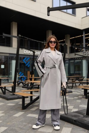 Трендові сіре довге жіноче демісезонне пальто молочного кольору 50