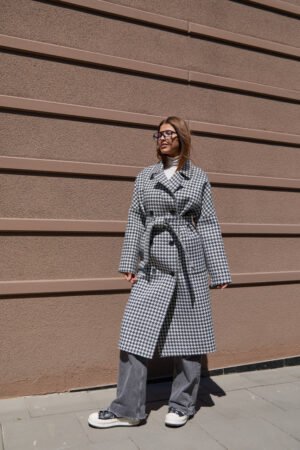 Довге демісезонне пальто сірого кольору