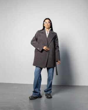 Коротке сучасне актуальне демісезонне жіноче пальто піджак із поясом