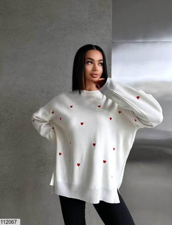 Жіночий светер в сердечко
