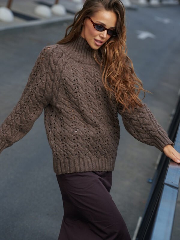 6268808494_w640_h640_vyazanyj-sviter-s.jpg Стильний светр з косами. коричневий