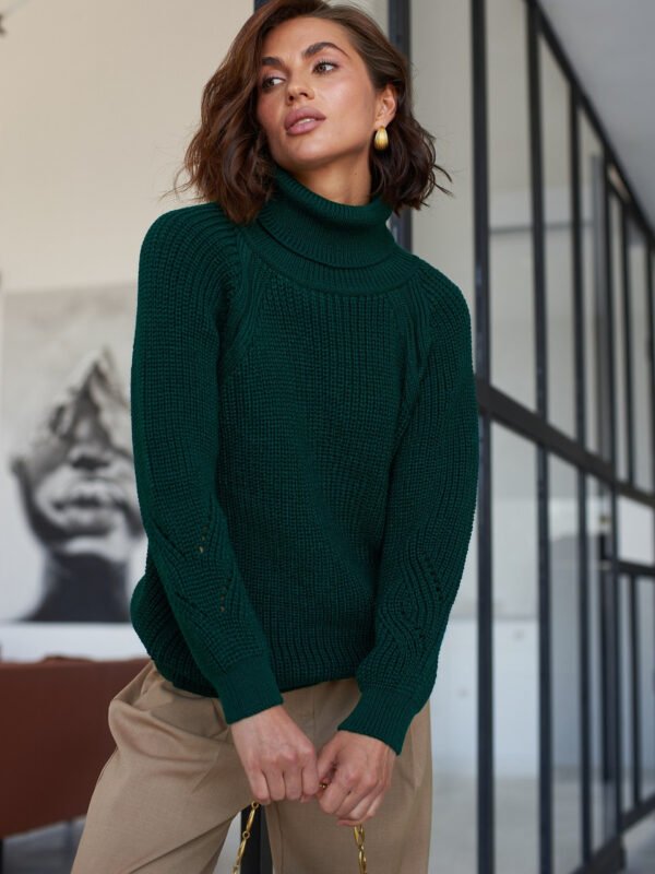В'язаний светр із високою горловиною зелений