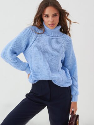 В'язаний светр із високою горловиною блакитний