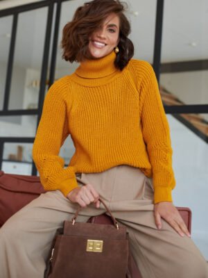 В'язаний светр із високою горловиною коричневий