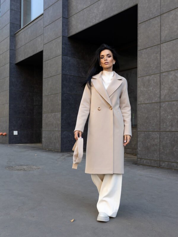 Утеплене бежеве двобортне жіноче розкішне кашемірове пальто з поясом. Жіноче чорне кашемірове пальто пісочного кольору 48