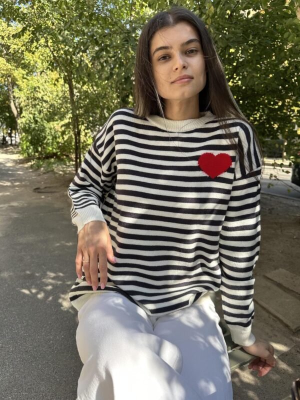 Модний жіночий светр в смужку кольору графіт