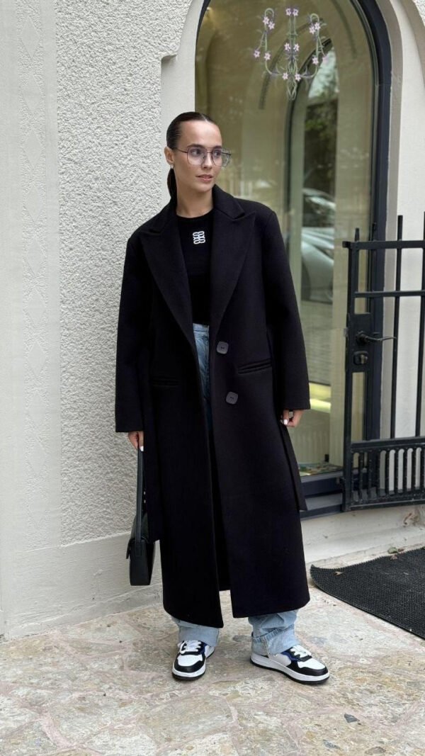 Жіноче тепле трендове чорне пряме зимове пальто максі з поясом, шліцом