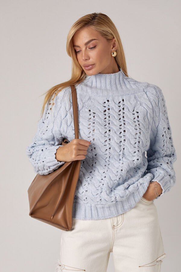 В'язаний жіночий светр з ажурними візерунками - блакитний колір. Модель 225