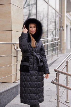 6449675416_w640_h640_zhenskoe-zimnee-steganoe.jpg Жіноче зимове стьобане довге чорне пальто прямого силуету з капюшоном, хутром, поясом