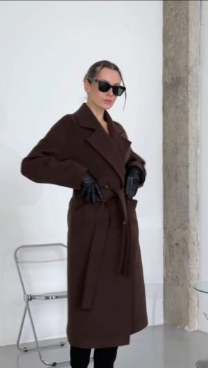 Зимове тепле актуальне двобортне пальто у шоколадному кольорі
