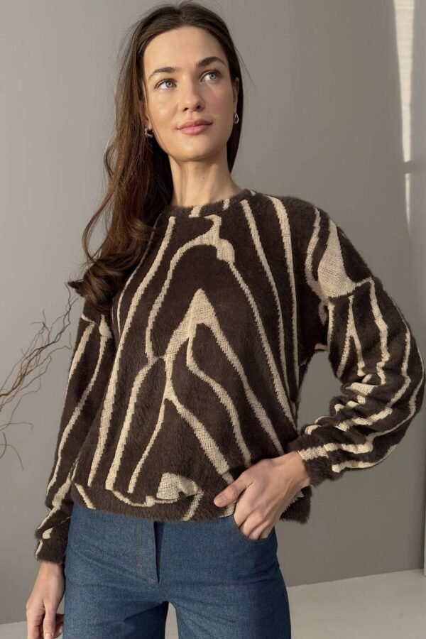 Жіночий в'язаний светр коричневого кольору